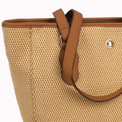 عکس نمای نزدیک کیف زنانه برند یو اس پولو مدل 2324G3POLO قهوه‌ای